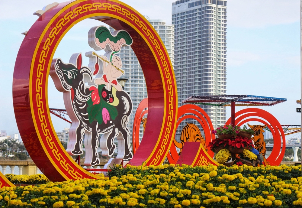 Điểm nhấn của đường hoa với ý tưởng từ bức tranh dân gian Đông Hồ “Chăn trâu thổi sáo”.